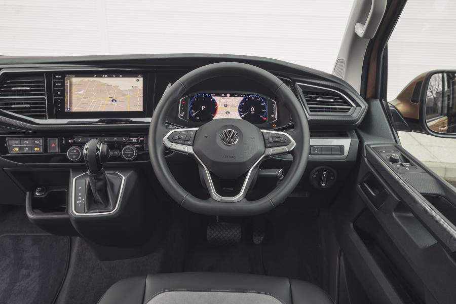 Панель приборов Volkswagen Caravelle (T6.1) 2020 года  (UK) (фото 24 из 38)